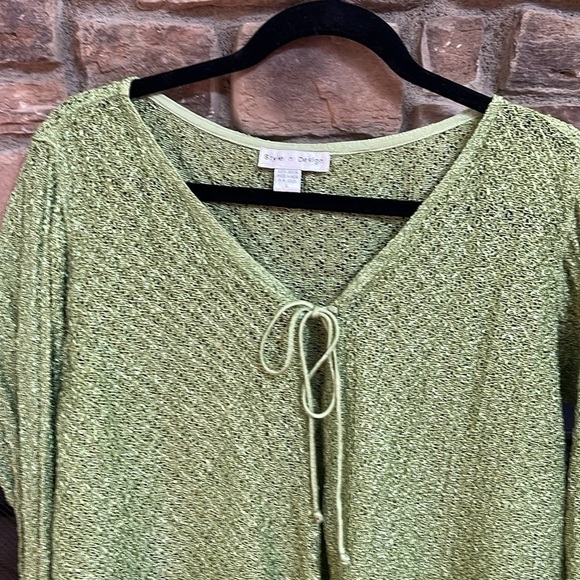 Style n Design green cape w/ cascading ruffles down the front & end of sleeve. L - Picture 3 of 9